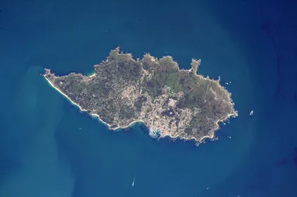 La presqu'île de Quiberon et l'Ile d'Yeu vues du ciel