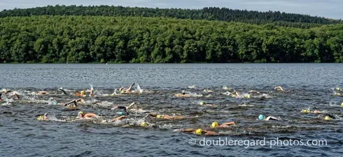 Une centaine de nageurs vont s'attaquer à la traversée du lac des...