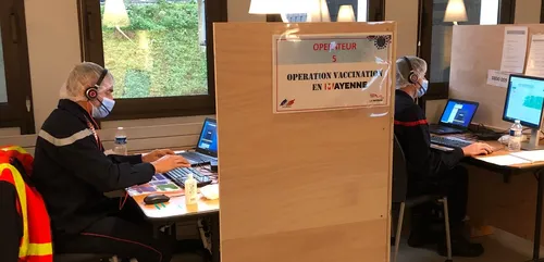 Vaccination : le centre d'appel en Mayenne répond jusqu'à 20h