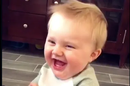 Ce bébé va vous mettre de bonne humeur (vidéo)