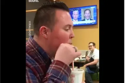 Cet Américain fait lever tout un fast-food avec son gobelet et sa...