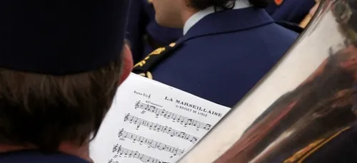 Quand des apprentis militaires massacrent la Marseillaise ! (vidéo)
