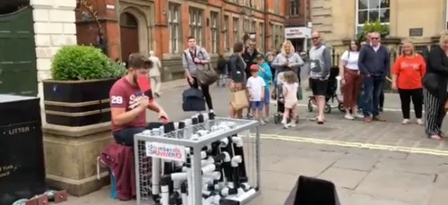 Cet Anglais fait de la musique avec des tuyaux de plomberie (Vidéo)