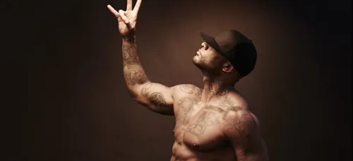 "On tient la route" : Booba fier de présenter sa nouvelle voiture...