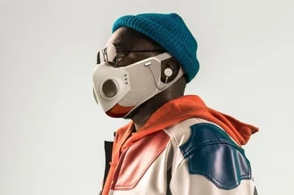 Will.i.am sort un masque futuriste