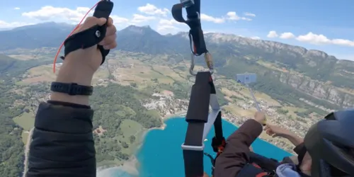 En parapente, son téléphone tombe au dessus du Lac d'Annecy