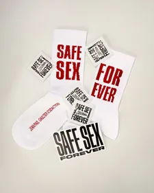 Des chaussettes Jean Paul Gaultier pour le Sidaction
