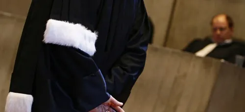 Ce propriétaire craque et jette sa locataire du quatrième étage,...