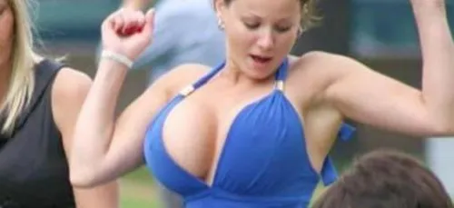 Cette demoiselle d'honneur en tenue sexy crée un gros malaise en...