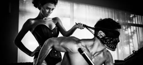 50 Shades of Grey : Un homme attaqué par 3 femmes lors d'une séance !
