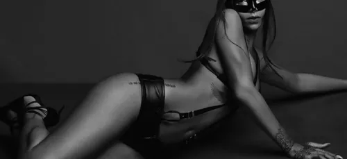 Rihanna en mode "50 Shades of Grey" ! (Photos)