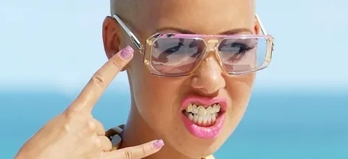 Amber Rose répond aux critiques en posant à moitié nue ! (Photos)