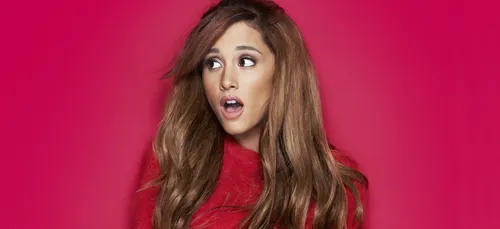 Ariana Grande chute de scène ! (Vidéo)