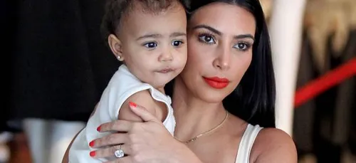 North West oubliée par sa nounou dans un hall d'hôtel ! (Vidéo)