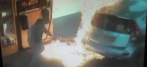 (Video) Il lui refuse une clope, elle met le feu à sa voiture