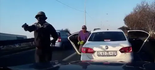 (vidéo) Armés, il essayent de lui voler sa voiture