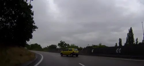 Sa voiture se retrouve sur la barrière de sécurité ! (vidéo)