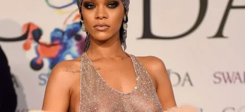 Rihanna s'affiche avec un haut transparent à Los Angeles !!