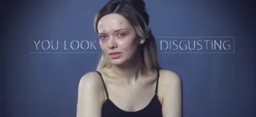 "Tu es dégoûtante" : une vidéo poignante sur l'horreur des...