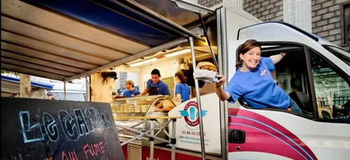 Vous connaissez le "Camion qui Fume" ? Découvrez le "Bateau qui...