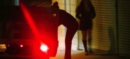 L'esclavagisme moderne : de jeunes mineures prostituées se font...