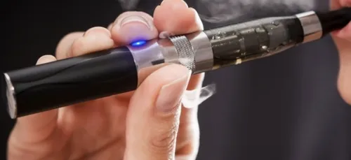 Sa e-cigarette lui a explosé en plein visage alors qu'il l'utilisait