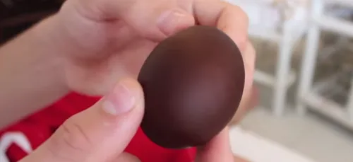 Video : Il laisse un oeuf baigner dans du coca pendant 1 an