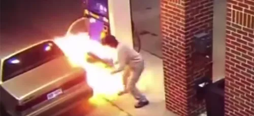 (Vidéo) Dans une station essence, il essaye de tuer une araignée...