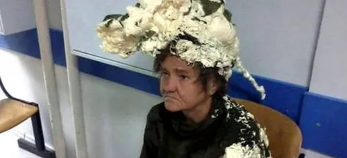 Elle confond mousse isolante et mousse coiffante... La suite se...