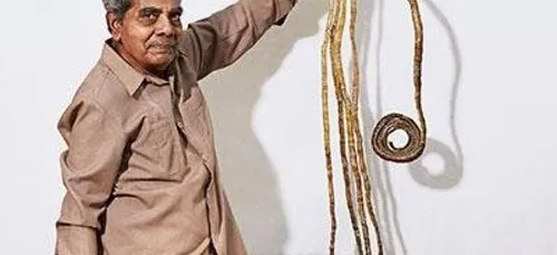 Inde : Cet homme n'a pas coupé ses ongles depuis 62 ans ! (photos)