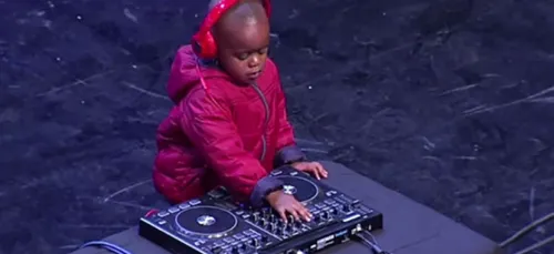 Un DJ de 3 ans fait sensation en Afrique du Sud !! (Vidéo)
