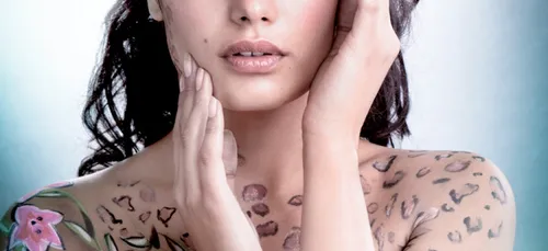 KARISMA DE SECRET STORY 9 POSE A MOITIE NUE POUR DU BODYPAINTING -...
