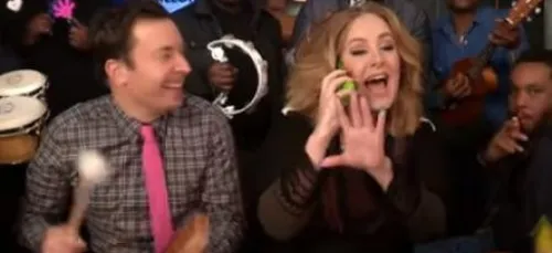 Adèle chante "Hello" accompagnée d'un orchestre avec des...