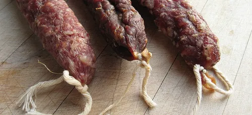 Arrêté par la Police pour avoir caché un saucisson dans son slip !!