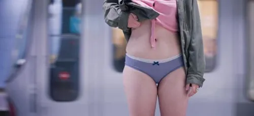 Caméra cachée: elle enlève sa petite culotte en public parce...