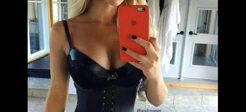 Une poupée Barbie au Casting des "Anges de la télé réalité" !!...