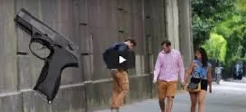 Caméra cachée: Il fait tomber son arme à feu !