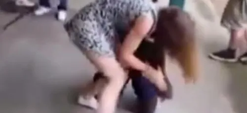 Harcelée par un camarade, la victime, une jeune fille lui inflige...
