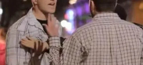 Vidéo : Ils traitent sa copine de "pute", il les met par terre et...
