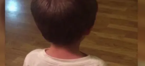 Pressé d'avoir une nouvelle coupe : Un petit garçon a fait un...
