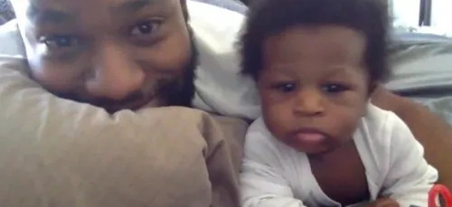 Pourquoi la vidéo de ce bébé avec son papa cartonne sur les réseaux...