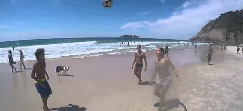 Insolite : Un chien fait une petite "brésilienne" avec 3 personnes...