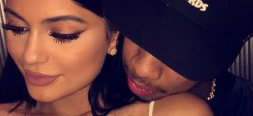 Tyga craque et tripote Kylie Jenner en boite de nuit (Photos)