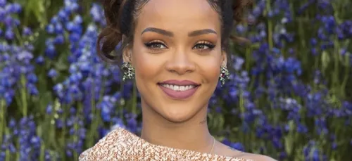 Rihanna hot et topless dans "Kiss It Better" !!