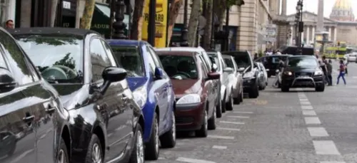 Paris : un couple surpris en train de faire l'amour sur un parking...