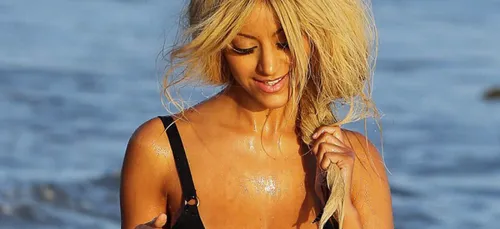 Zahia ose la robe transparente et fait grimper la température !...