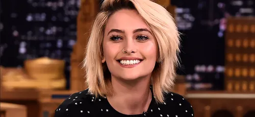 Paris Jackson fière de ses poiles sous les bras, elle balance une...