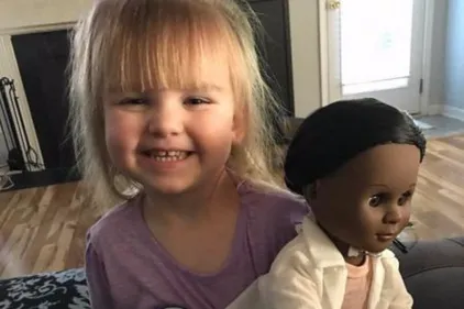 Une petite fille de deux ans remet en place une caissière raciste !