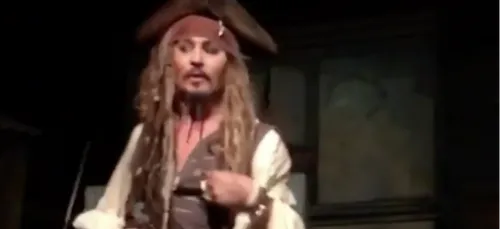 Disneyland : déguisé en Jack Sparrow, Johnny Depp surprend fans et...