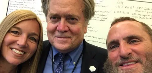 Fail : un conseiller de Trump poste une photo sur Twitter et...